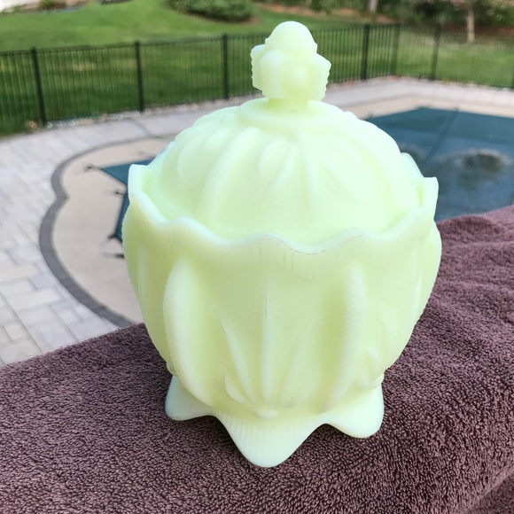 Beautiful Fenton Bowl & Cover Uranium Glass Cactus Milk Glass 1959-1962 - Picture 1 of 6